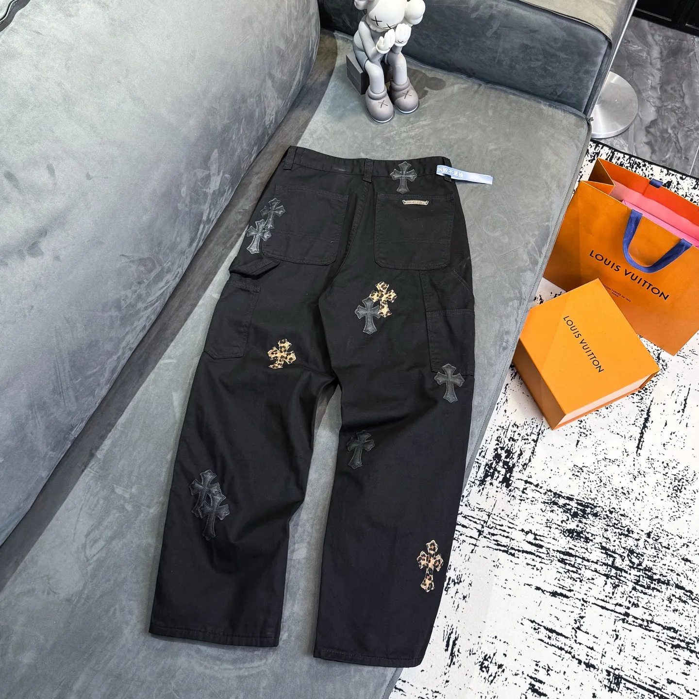 P270 Chrome Hearts Leopard Print Jeans with Black Leather and Wooden Leather Elements Washed Jeans Authentically Restore the Ultimate Vintage Texture Three-Dimensional Fit Loose and Comfortable Not Slimming Appearing Tall and Slim Made by Manufacturers Original Quality Control Same Style for Men and Women Can Be Matched with Couples Versatile Recommendations Must-Have Jeans for All Seasons Fashionistas Have Been Disappointed From the Quality Selection of Fabrics, Cutting of Details, and Matching of Patterns, Everything Is Impeccable! The upper body is so handsome when worn...it can be easily worn by men, women and children! The craftsmanship is made of heavy-duty washed pure cotton denim fabric. After washing, it is soft and thick and looks very stylish when worn. Color: black Size: 28 30 32 34 36